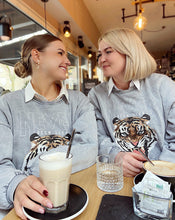 Lade das Bild in den Galerie-Viewer, Sweatshirt mit Tigerprint, grau