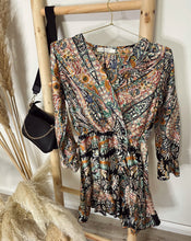 Lade das Bild in den Galerie-Viewer, gemustertes Kleid mit Volant, schwarz/mint/orange/rostrot