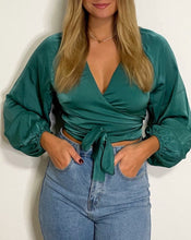 Lade das Bild in den Galerie-Viewer, Wickelbluse, smaragdgrün