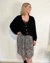 Lade das Bild in den Galerie-Viewer, Strickjacke mit Knöpfen, schwarz
