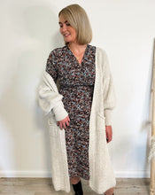 Lade das Bild in den Galerie-Viewer, Midikleid mit Blumenprint, braun