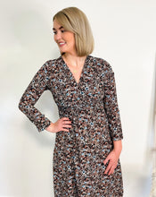 Lade das Bild in den Galerie-Viewer, Midikleid mit Blumenprint, braun