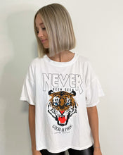 Lade das Bild in den Galerie-Viewer, T-Shirt mit Tigerprint, weiß
