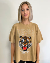 Lade das Bild in den Galerie-Viewer, T-Shirt mit Tigerprint, beige