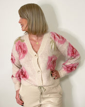 Lade das Bild in den Galerie-Viewer, Strickjacke mit Knöpfen und Blumenmuster, beige/pink