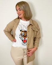 Lade das Bild in den Galerie-Viewer, T-Shirt mit Tigerprint, weiß
