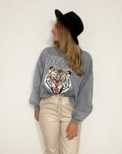 Lade das Bild in den Galerie-Viewer, Sweatshirt mit Tigerprint, grau
