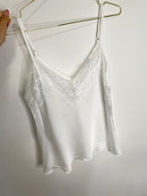 Lade das Bild in den Galerie-Viewer, Top mit Spitze, weiß