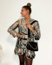 Lade das Bild in den Galerie-Viewer, gemustertes Kleid mit Volant, schwarz/mint/orange/rostrot