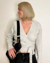 Lade das Bild in den Galerie-Viewer, Wickelpullover, hellgrau