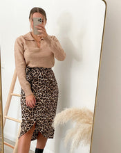 Lade das Bild in den Galerie-Viewer, Pullover mit V-Ausschnitt und Kragen, hellbraun