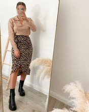 Lade das Bild in den Galerie-Viewer, Wickelrock mit Leomuster, beige/schwarz/braun