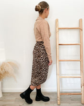 Lade das Bild in den Galerie-Viewer, Wickelrock mit Leomuster, beige/schwarz/braun