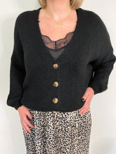 Lade das Bild in den Galerie-Viewer, Strickjacke mit Knöpfen, schwarz