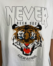 Lade das Bild in den Galerie-Viewer, T-Shirt mit Tigerprint, weiß