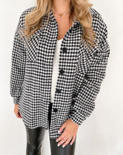 Lade das Bild in den Galerie-Viewer, Hemdjacke mit Hahnentrittmuster, schwarz/weiß
