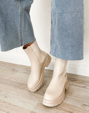 Lade das Bild in den Galerie-Viewer, Boots, beige