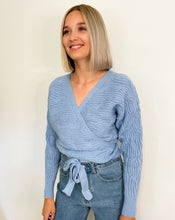 Lade das Bild in den Galerie-Viewer, Wickelpullover, hellblau