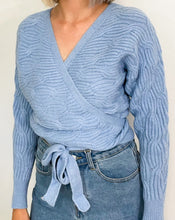 Lade das Bild in den Galerie-Viewer, Wickelpullover, hellblau