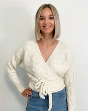 Lade das Bild in den Galerie-Viewer, Wickelpullover, creme