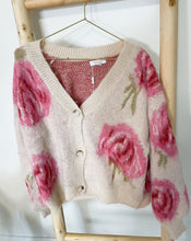 Lade das Bild in den Galerie-Viewer, Strickjacke mit Knöpfen und Blumenmuster, beige/pink
