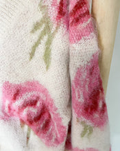 Lade das Bild in den Galerie-Viewer, Strickjacke mit Knöpfen und Blumenmuster, beige/pink