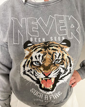 Lade das Bild in den Galerie-Viewer, Sweatshirt mit Tigerprint, grau