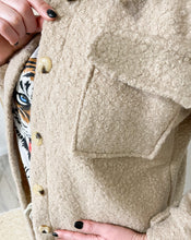Lade das Bild in den Galerie-Viewer, Hemdjacke aus Teddystoff, beige