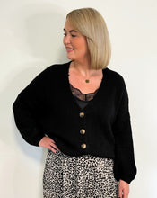 Lade das Bild in den Galerie-Viewer, Strickjacke mit Knöpfen, schwarz