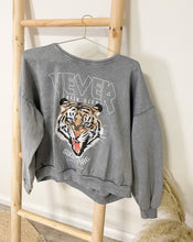 Lade das Bild in den Galerie-Viewer, Sweatshirt mit Tigerprint, grau