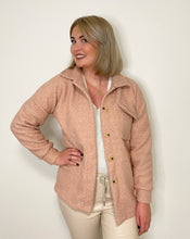 Lade das Bild in den Galerie-Viewer, Hemdjacke aus Teddystoff, rosa