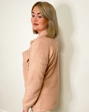 Lade das Bild in den Galerie-Viewer, Hemdjacke aus Teddystoff, rosa