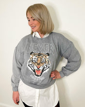 Lade das Bild in den Galerie-Viewer, Sweatshirt mit Tigerprint, grau