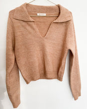 Lade das Bild in den Galerie-Viewer, Pullover mit V-Ausschnitt und Kragen, hellbraun