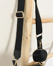 Lade das Bild in den Galerie-Viewer, Umhängetasche mit süßen Details, schwarz