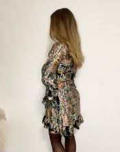 Lade das Bild in den Galerie-Viewer, gemustertes Kleid mit Volant, schwarz/mint/orange/rostrot