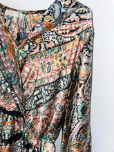 Lade das Bild in den Galerie-Viewer, gemustertes Kleid mit Volant, schwarz/mint/orange/rostrot