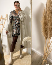 Lade das Bild in den Galerie-Viewer, gemustertes Kleid mit Volant, schwarz/mint/orange/rostrot