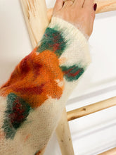 Lade das Bild in den Galerie-Viewer, Pullover mit Blumenmuster, creme/orange/grün