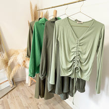 Lade das Bild in den Galerie-Viewer, Longshirt mit Raffung, hellgrün